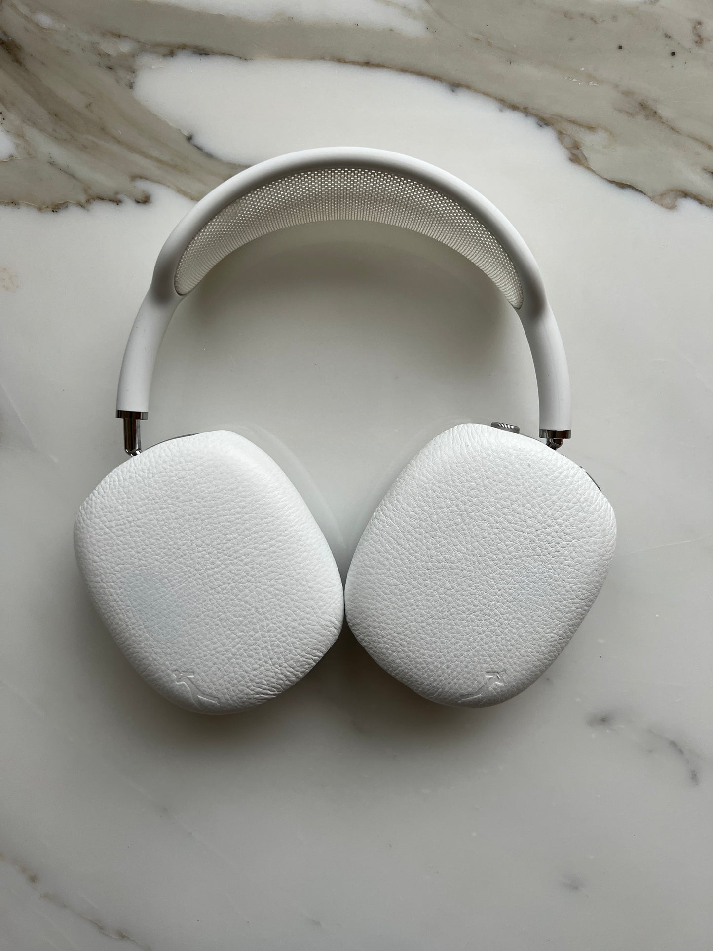 "Walkman" Genuine Leather Airpods Max Cover - Cloud White